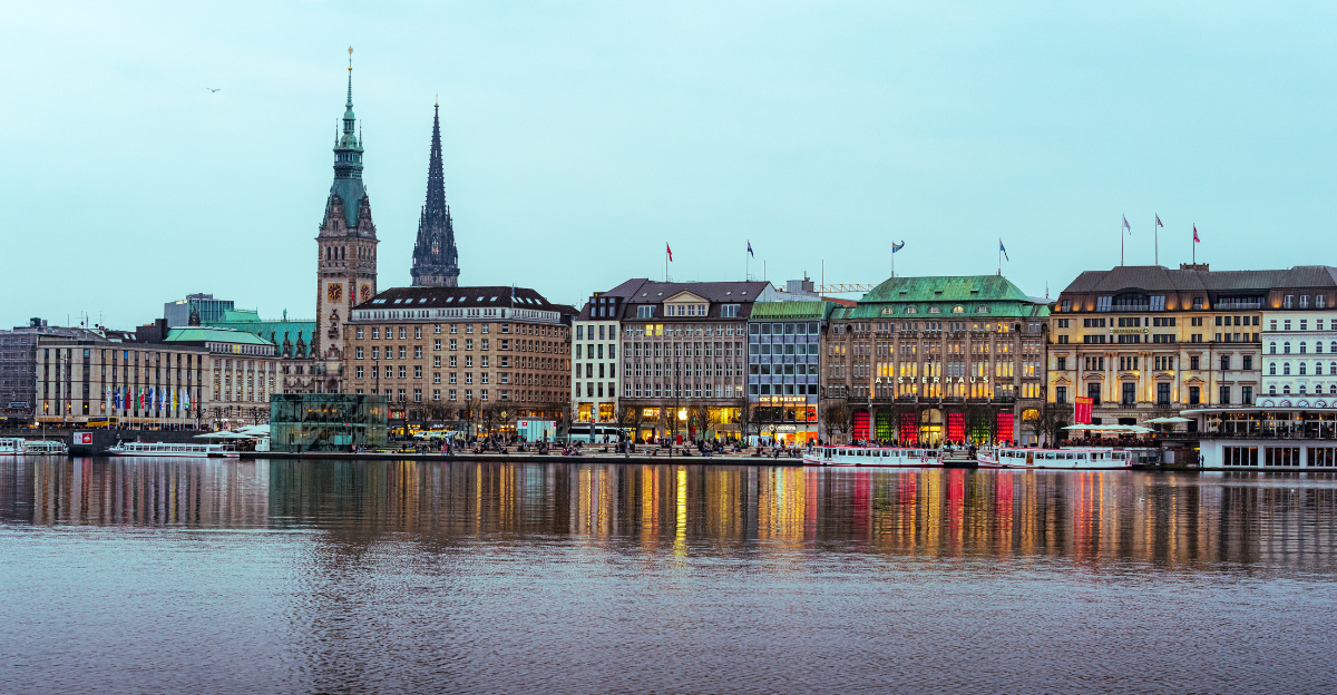 Ansicht von Jungfernstieg mit Alsterhaus vom Wasser aus